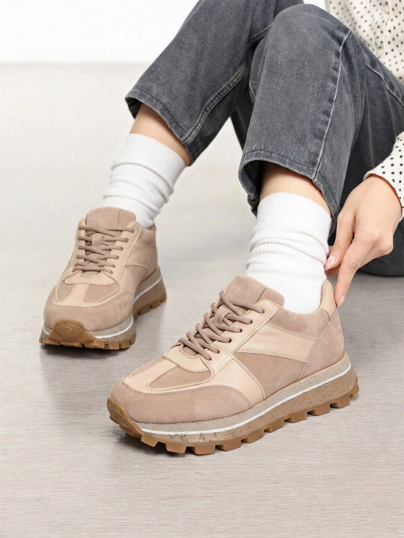 Кроссовки комбинированные бежевого цвета на рельефной подошве